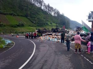 Truk Terguling di Tawangmangu, Ribuan Botol Minuman Berhamburan di Jalanan Truk Terguling di Tawangmangu, Ribuan Botol Minuman Berhamburan di Jalanan