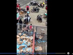 Viral Warga Jarah Minuman Muatan Truk yang Terguling di Tawangmangu