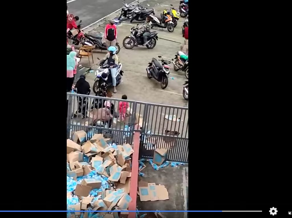 Viral Warga Jarah Minuman Muatan Truk yang Terguling di Tawangmangu Viral Warga Jarah Minuman Muatan Truk yang Terguling di Tawangmangu