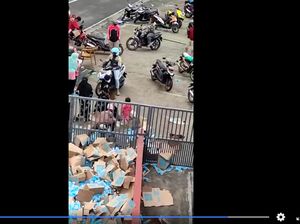 Viral Warga Jarah Minuman Muatan Truk yang Terguling di Tawangmangu Viral Warga Jarah Minuman Muatan Truk yang Terguling di Tawangmangu