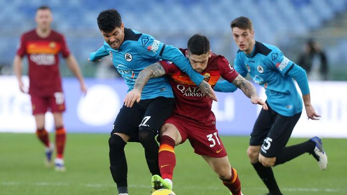 AS Roma, Spezia ROME, ITALY - JANUARY 23: Diego Farias Da Silva of Spezia Calcio battles for possession with Carles Perez of A.S Roma during the Serie A match between AS Roma and Spezia Calcio at Stadio Olimpico on January 23, 2021 in Rome, Italy. Sporting stadiums around Italy remain under strict restrictions due to the Coronavirus Pandemic as Government social distancing laws prohibit fans inside venues resulting in games being played behind closed doors. (Photo by Paolo Bruno/Getty Images)