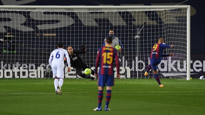 BARCELONA, SPAIN - DECEMBER 29: Martin Braithwaite of Barcelona misses a penalty during the La Liga Santander match between FC Barcelona and SD Eibar at Camp Nou on December 29, 2020 in Barcelona, Spain. Sporting stadiums around Spain remain under strict restrictions due to the Coronavirus Pandemic as Government social distancing laws prohibit fans inside venues resulting in games being played behind closed doors. (Photo by Alex Caparros/Getty Images)