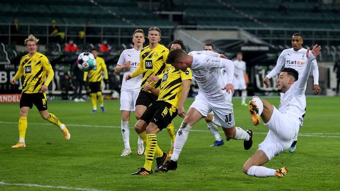 Bundesliga MOENCHENGLADBACH, GERMANY - JANUARY 22: Nico Elvedi #30 of Gladbach scores the opening goal during the Bundesliga match between Borussia Moenchengladbach and Borussia Dortmund at Borussia-Park on January 22, 2021 in Moenchengladbach, Germany. Sporting stadiums around Germany remain under strict restrictions due to the Coronavirus Pandemic as Government social distancing laws prohibit fans inside venues resulting in games being played behind closed doors. (Photo by Lars Baron/Getty Images)