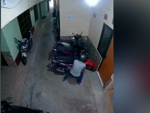 Video Aksi Pencurian Motor di Gang Sempit Terekam CCTV