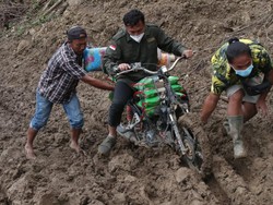 Berbagi Donasi Hingga Pelosok Desa, Tim CT ARSA Foundation Terobos Medan Sulit