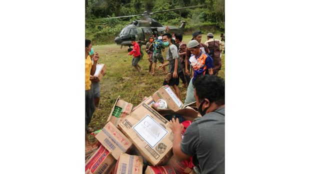 CT Arsa Foundation menyalurkan bantuan logistik untuk korban banjir di Kalimantan Selatan.