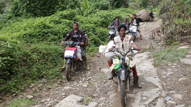 CT Arsa melewati medan sulit menyalurkan bantuan ke wilayah terdampak gemba bumi di Sulawesi Barat.