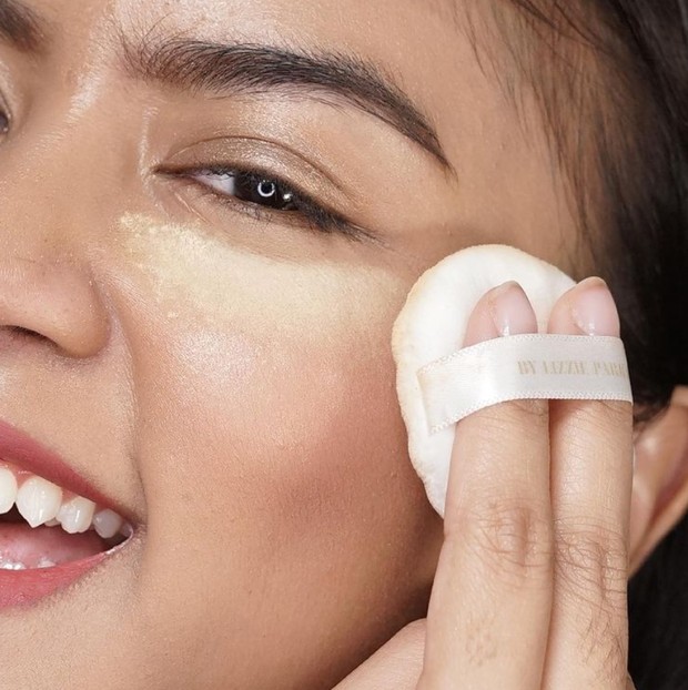 Kamu dapat menggunakan puff maupun power brush untuk mengaplikasikannya