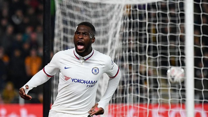 HULL, ENGLAND - JANUARY 25:  Fikayo Tomori of Chelsea celebrates after scoring his teams second goal during the FA Cup Fourth Round match between Hull City and Chelsea at KCOM Stadium on January 25, 2020 in Hull, England. (Photo by Clive Mason/Getty Images)