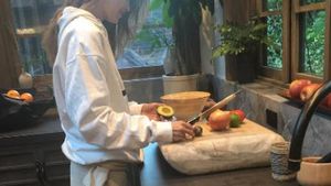 Momen Gigi Hadid saat Memasak di Dapur Mewahnya