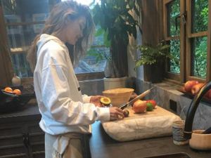 Momen Gigi Hadid saat Memasak di Dapur Mewahnya