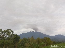 Gunung Raung Terus Erupsi, Namun Tak Ada Laporan Hujan Abu