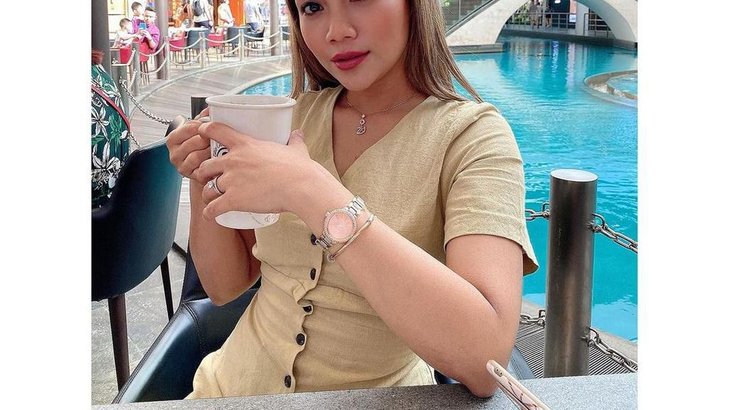 Pose Seksi Hani Putri Saat Nikmati Floating Breakfast dan Ngopi Pose Seksi Hani Putri Saat Nikmati Floating Breakfast dan Ngopi