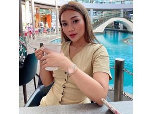 Pose Seksi Hani Putri Saat Nikmati Floating Breakfast dan Ngopi