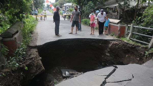Waduh! Jembatan di Kediri Ambrol Tergerus Air