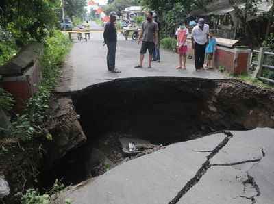 Waduh! Jembatan di Kediri Ambrol Tergerus Air