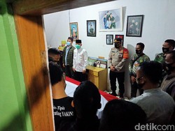 Ditutupi Bendera Merah Putih, Jenazah Pratu Roy Tiba di Rumah Duka