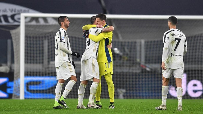 TURIN, ITALY - DECEMBER 05: Leonardo Bonucci and Wojciech Szczesny of Juventus celebrate their sides victory after the Serie A match between Juventus and Torino FC at Allianz Stadium on December 05, 2020 in Turin, Italy. Football Stadiums around Italy remain empty due to the Coronavirus Pandemic as Government social distancing laws prohibit fans inside venues resulting in fixtures being played behind closed doors. (Photo by Valerio Pennicino/Getty Images)