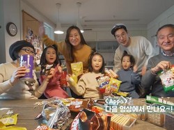 Kakek Nenek Korea Cicip Snack Indonesia, Suka Sukro dan Mie Kremes!