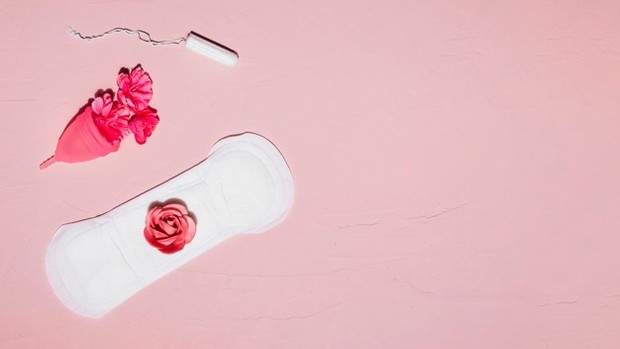 Tampon, pembalut, dan menstrual cup dapat menjadi alternatif yang bagus untuk membantumu menjaga kebersihan selama haid.