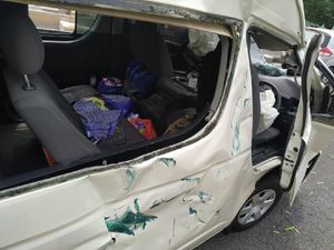 Mobil Adu Banteng dengan Minibus di Ring Road Sleman, 3 Orang Luka Mobil Adu Banteng dengan Minibus di Ring Road Sleman, 3 Orang Luka