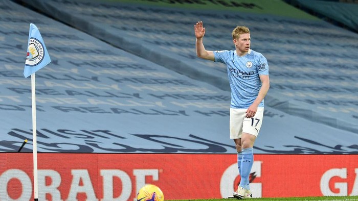 MANCHESTER, ENGLAND - JANUARY 17: Kevin De Bruyne of Manchester City prepares to take a corner during the Premier League match between Manchester City and Crystal Palace at Etihad Stadium on January 17, 2021 in Manchester, England. Sporting stadiums around England remain under strict restrictions due to the Coronavirus Pandemic as Government social distancing laws prohibit fans inside venues resulting in games being played behind closed doors. (Photo by Peter Powell - Pool/Getty Images)