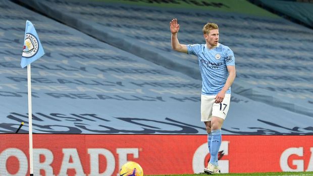 MANCHESTER, ENGLAND - JANUARY 17: Kevin De Bruyne of Manchester City prepares to take a corner during the Premier League match between Manchester City and Crystal Palace at Etihad Stadium on January 17, 2021 in Manchester, England. Sporting stadiums around England remain under strict restrictions due to the Coronavirus Pandemic as Government social distancing laws prohibit fans inside venues resulting in games being played behind closed doors. (Photo by Peter Powell - Pool/Getty Images)