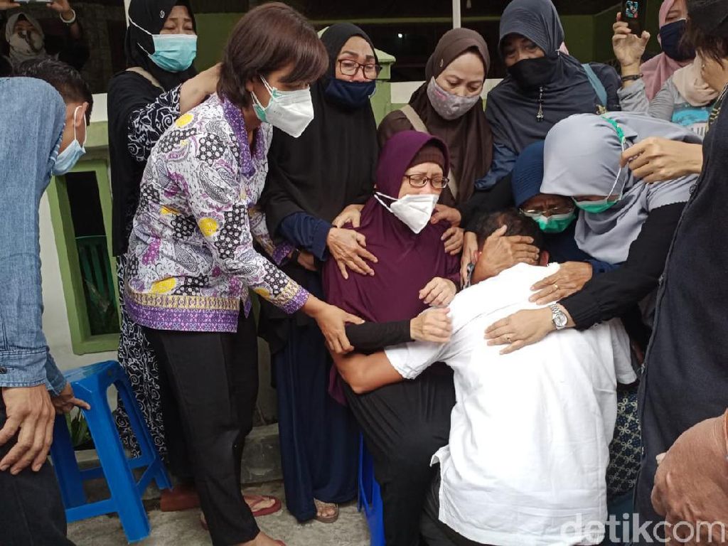 2 Jenazah Penumpang Sriwijaya Air SJ182 Disambut Tangis Keluarga di Kediri