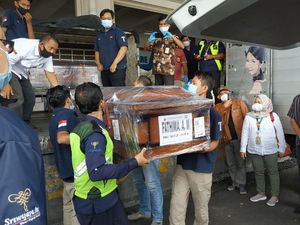 2 Jenazah Penumpang Sriwijaya Air SJ182 Asal Kediri Tiba di Bandara Juanda 2 Jenazah Penumpang Sriwijaya Air SJ182 Asal Kediri Tiba di Bandara Juanda