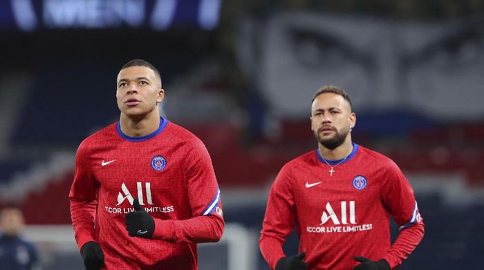 kylian mbappe neymar paris saint-germain ligue 1 PSGs Neymar, right and PSGs Kylian Mbappe warm up ahead of the French League One soccer match between Paris Saint-Germain and Montpellier at the Parc des Princes stadium in Paris, France, Friday, Jan.22, 2021. (AP Photo/Thibault Camus)