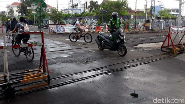 Lewat Perlintasan KA Ini, Motor Harus Dituntun