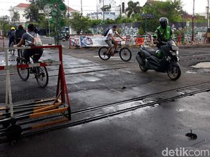 Lewat Perlintasan KA Ini, Motor Harus Dituntun