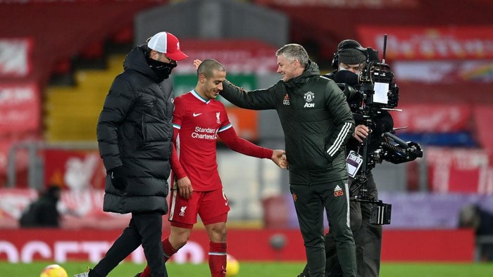 LIVERPOOL, ENGLAND - JANUARY 17: Ole Gunnar Solskjaer, Manager of Manchester United interacts with Jurgen Klopp, Manager of Liverpool and Thiago Alcantara after the Premier League match between Liverpool and Manchester United at Anfield on January 17, 2021 in Liverpool, England. Sporting stadiums around England remain under strict restrictions due to the Coronavirus Pandemic as Government social distancing laws prohibit fans inside venues resulting in games being played behind closed doors. (Photo by Michael Regan/Getty Images)