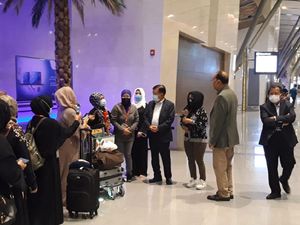 Jusuf Kalla Ikut Melepas PMI Program Amnesti Kesultanan Oman Jusuf Kalla Ikut Melepas PMI Program Amnesti Kesultanan Oman