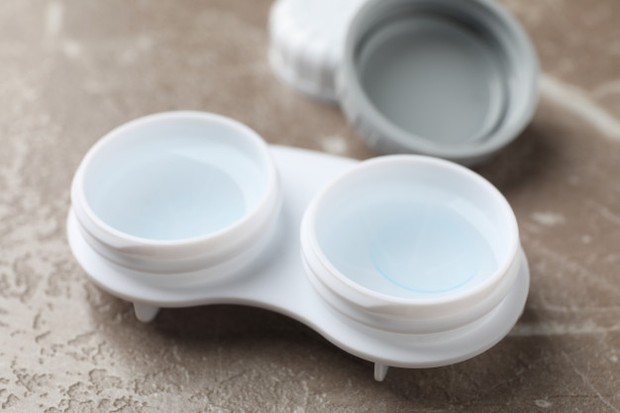 perhatikan kandungan airnya/freepik.com hal yang harus diperhatikan ketika akan menggunakan softlens yaitu perhatikan kandungan airnya/freepik.com