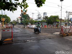 Cuma di Yogya! Rel KA Ini Bikin Pengendara Tuntun Motornya Saat Lewat