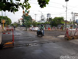 Cuma di Yogya! Rel KA Ini Bikin Pengendara Tuntun Motornya Saat Lewat