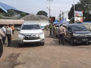 Cegah Kerumunan di Tempat Wisata, Polisi Sekat Perbatasan Bogor-Sukabumi