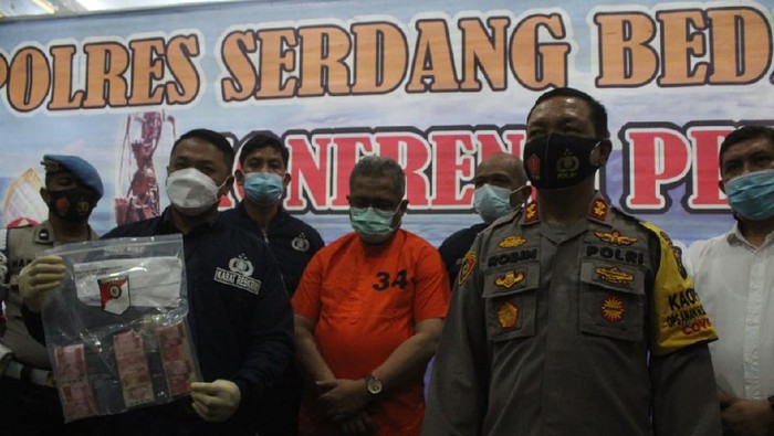 Polisi tangkap Kadis Sosial Sergai (dok. Istimewa) Polisi tangkap Kadis Sosial Sergai (dok. Istimewa)