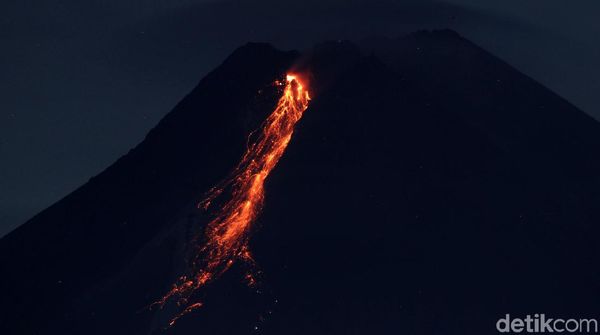 Potret Lava Pijar Meluncur dari Puncak Merapi