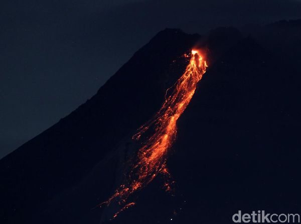 Potret Lava Pijar Meluncur dari Puncak Merapi