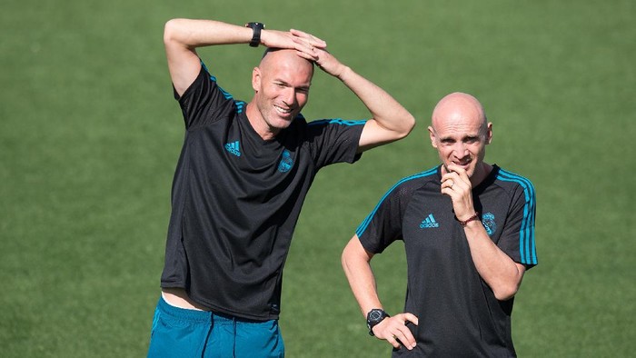 MADRID, SPAIN - SEPTEMBER 12: Real Madrid CF manager Zinedine Zidane (left) smiles beside his assistant coach David Bettoni during the Real Madrid CF training session at Valdebebas training ground on September 12, 2017 in Madrid, Spain. (Photo by Denis Doyle/Getty Images)