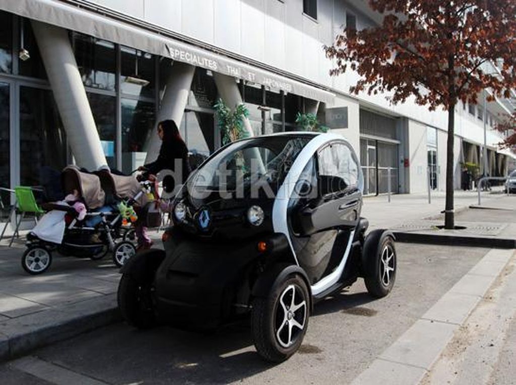 Serunya Tunggangi Mobil Listrik Mungil Renault Twizy Langsung di Paris