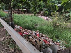 Jasa Marga: Sampah Pinggir Akses Tol Kalimalang Bukan dari Pengguna Tol