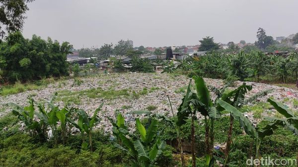 Potret Tumpukan Sampah Seluas Lapangan Bola di Pinggir JORR Bekasi