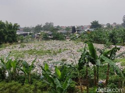 Senin Depan, Alat Berat Akan Angkut Sampah Selapangan Bola di Bekasi