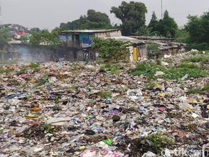 Warga Keluhkan Sampah Seluas Lapangan Bola di Bekasi: Bau-Takut Banjir