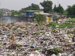 Warga Keluhkan Sampah Seluas Lapangan Bola di Bekasi: Bau-Takut Banjir