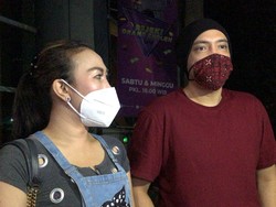 Sandy Tumiwa Dekati Mantan Istri Rio Reifan