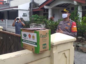 Polisi Beri Bantuan Sembako ke 5 Warga Positif COVID di Kayuringin Bekasi